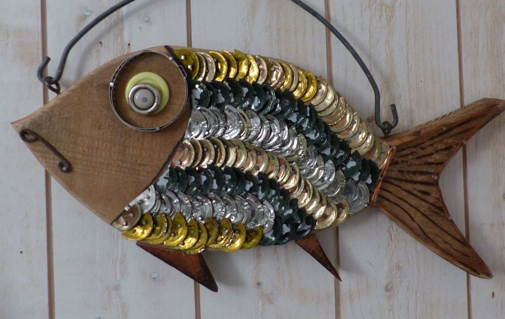 Poisson en bois flottéé et capsules récupérés sur les plages autour de La Rochelle